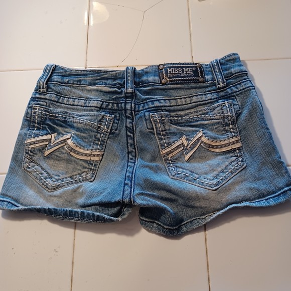 Miss Me Shorts, Size 28, Low-Rise, 30W x 2L, Distressed, 9" Waist to Hem - Picture 3 of 9